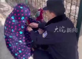 93岁老人走失两天两夜在铁路旁被发现巢湖一铁警背老人步行十几分钟将其送上警车安全护送回家